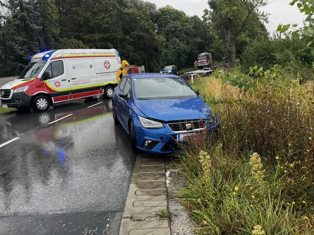 Ein Pkw-Lenker hatte dort auf der regennassen Fahrbahn die Kontrolle über sein Fahrzeug verloren und war seitlich gegen einen Kleinbus geprallt. | Foto: Thomas Lenger, Monatsrevue