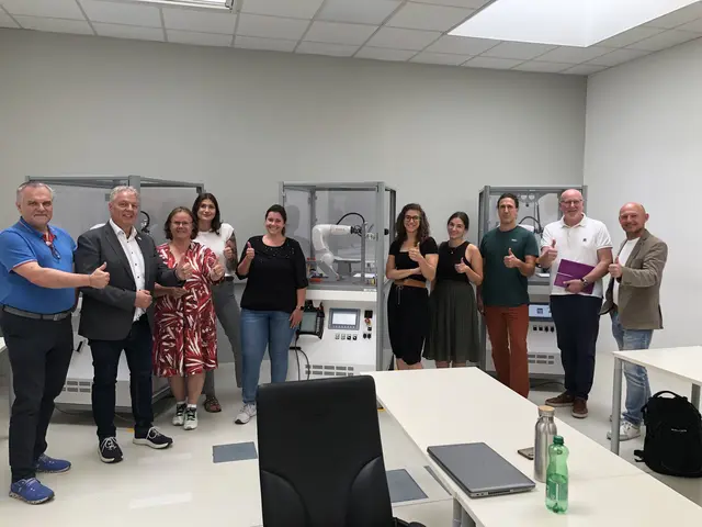 HTL-Abteilungsvorstand für Industrial Engineering, Manfred Ernst und Dir. Karin Auer freuen sich mit allen Beteiligten über die neue Kooperation zwischen HTL Bulme Deutschlandsberg und der MINT Mittelschule Bad Schwanberg. | Foto: HTL Bulme