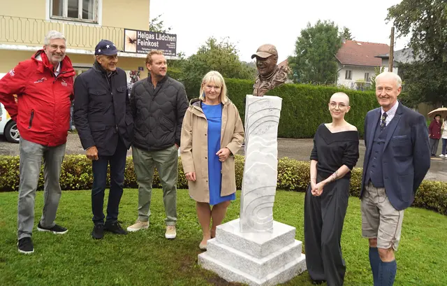 Gehard Renz, Selina Kolm und Ehrengäste bei der Enthüllung. | Foto: Josef Wind