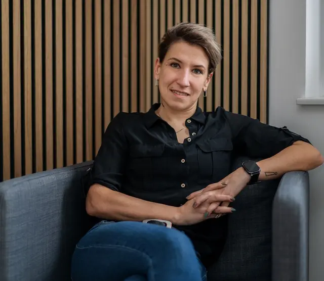 Tamara Kaiser (35) aus Reichersberg arbeitet seit 2014 mit Jugendlichen in öffentlichen Einrichtungen.  | Foto: Kaiser