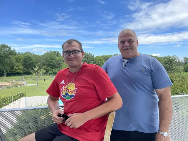 Bademeister Patrick Parizek und Betreiber des Aquaparks, Christian Mrskos, genießen gerne die Aussicht oben auf dem Turm. | Foto: Müller