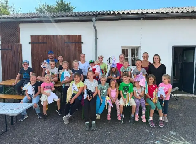 Die Kinder bastelten unter anderem bunte Steckenpferde. | Foto: Bäuerinnen Alberndorf