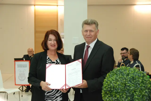 Leiter der Oberstaatsanwaltschaft Wien, Johann Fuchs überträgt Michaela Schnell die Urkunde. | Foto: Oskar Benisch