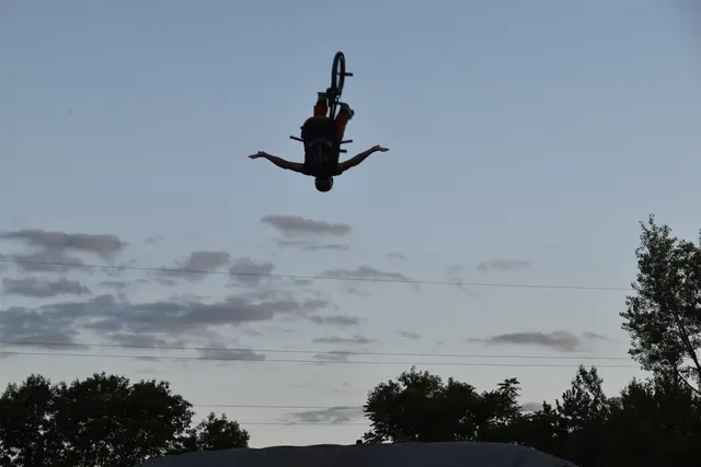 Als Rahmenprogramm wurde unter anderem eine spektakuläre Luftshow der Ruso Brothers geboten.  | Foto: Mirjam Preineder