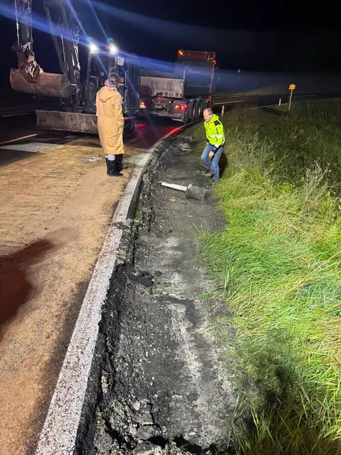 Das Erdreich neben der Straße musste abgegraben werden.