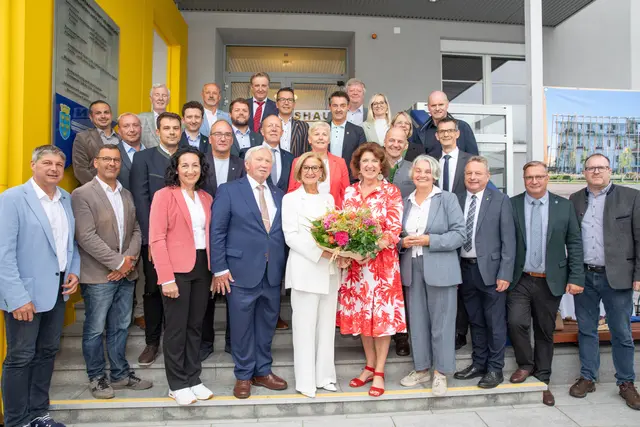 Landeshauptfrau Johanna Mikl-Leitner und Bezirkshauptfrau Alexandra Grabner-Fritz (Mitte) mit den Bürgermeisterinnen und Bürgermeistern des Bezirks Neunkirchen.