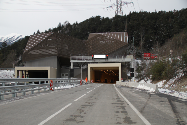 Der Roppener Tunnel musste aufgrund eines Frontalzusammenstoßes zweier Pkw für den Verkher gesperrt werden. | Foto: Petra Schöpf