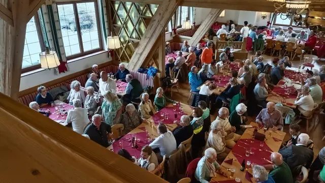 Am Mittwoch den 10.September 2025 war es Anif wiederum Zeit zum Senioren-Tag.
Dieses Jahr war Hallstatt für 215 Senioren*Innen das auserwählte Ziel.
Mittagessen in Annaberg beim Postwirt.
