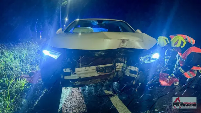 Verkehrsunfall in Purgstall: Ein Autolenker krachte auf der Bundesstraße 25 in Schauboden gegen eine Straßenlaterne. | Foto: Jürgen Daurer/Freiwillige Feuerwehr Purgstall