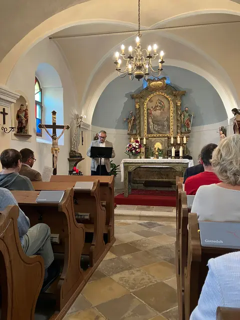 Bürgermeister Niko Reisel begrüßte die zahlreichen Gäste in der frisch sanierten Kapelle und bedankte sich herzlich bei allen Unterstützern. | Foto: Gemeinde Meiseldorf