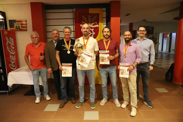 Askö Steyrermühl Tennis-Obmann Max Raffelsberger, Bürgermeister Fritz Feichtinger, Georg Obermaier, Stadtmeister Christian Schallmeiner, Gottfried Wittmann, Jochen Danzer und Sportreferent Stefan Holzleithner. | Foto: Stadtgemeinde Laakirchen