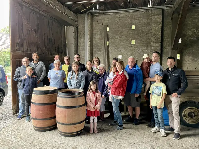 Die Gewinnerinnen und Gewinner des KLAR!-Gewinnspiels „Regen nutzen – Ressourcen schützen!“ freuen sich über ihre neuen Regentonnen aus alten Barriquefässern. | Foto: REV Südliches Weinviertel