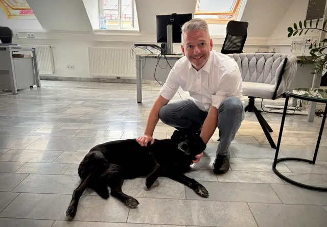 Markus Keschmann mit Hündin Leni: Seit vier Monaten ist der gebürtige Wiener Manager der ÖVP Kärnten.  | Foto: Stephan Fugger/MeinBezirk.at