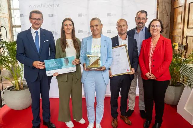 Von links: Wirtschafts-Landesrat Markus Achleitner, Lisa Luftensteiner, Valborg Burgholzer-Kaiser und Roland Dyck (Eisenbeiss), Andreas Berger (Rosenbauer International AG), Margit Stockenreiter (Eisenbeiss). | Foto: Cityfoto/Pelzl