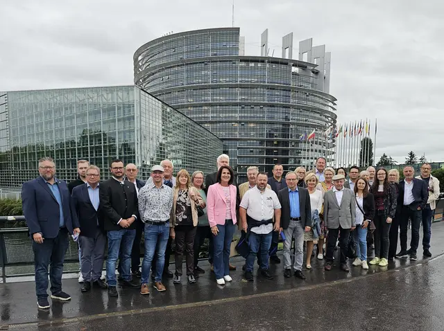 Bei einer viertägigen Reise machte die FPÖ-Reisegruppe aus Grieskirchen und Eferding einen Abstecher zum EU-Parlament.  | Foto: FPÖ GR/EF