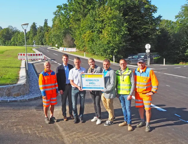 Fahrnbahnsanierung auf der Bundesstraße 29 in Kröll: Leopold Weißinger (Straßenmeisterei Scheibbs), Thomas Winninger-Wiesmann (NÖ Straßenbauabteilung Amstetten), Alois Mellmer (Bürgermeister von St. Georgen an der Leys), Nationalratsabgeordnete Irene Eisenhut , Landtagsabgeordneter Anton Erber , Christoph Eigelsreiter (Leiter-Stellvertreter der Straßenmeisterei Scheibbs) und Martin Schagerl (Straßenmeisterei Scheibbs) | Foto: Gertraud Mühlbachler/NÖ Straßendienst