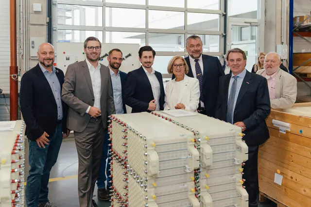 Martin Fürndraht, Christoph Stelzer, Fabio Denner, Patrick Kummer, Johanna Mikl-Leitner,
Hans Wimmer (Bürgermeister Biedermannsdorf), Wolfgang Ecker, Erhard Gredler (Gf.
Gemeinderat Wr. Neudorf). | Foto: CellCube/Tobias Printz