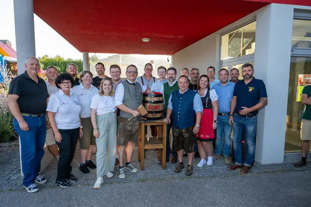 Bestens gelaunt vor dem Bieranstich – Bürgermeister Peter Hießberger mit dem Gemeindevorstand, Nationalrat Fritz Ofenauer und den Standlern des Bauernmarktes – Danek an die FF-Oberwölbling für die organisatorische Unterstützung.  | Foto: Manfred Hanus