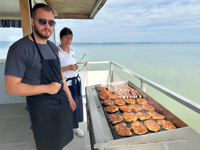 Während das Boot sanft über den See glitt, wurde an Deck der Griller angeworfen. | Foto: SeneCura