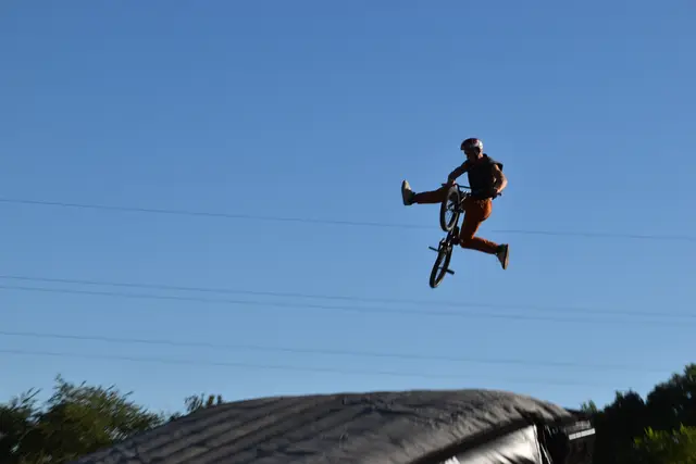 Als Rahmenprogramm wurde unter anderem eine spektakuläre Luftshow der Ruso Brothers geboten.  | Foto: Mirjam Preineder