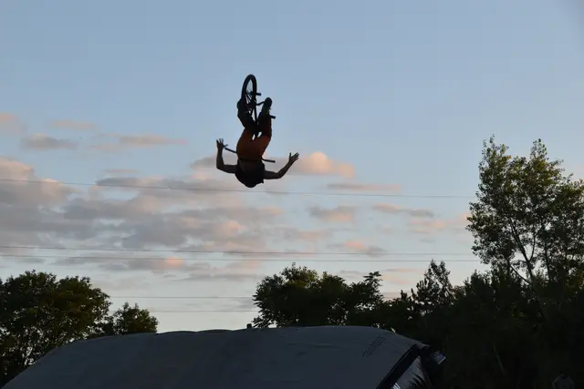 Als Rahmenprogramm wurde unter anderem eine spektakuläre Luftshow der Ruso Brothers geboten.  | Foto: Mirjam Preineder