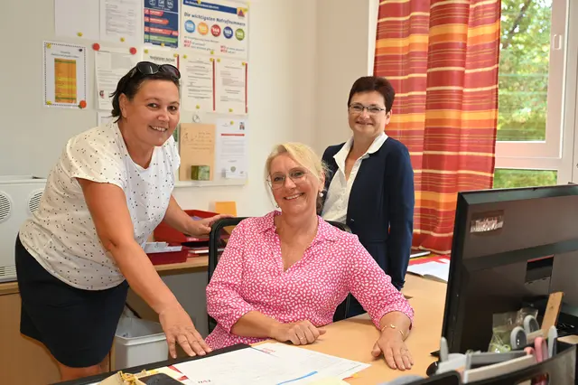 Schulreferentin GGR Margit Möstl-Frais, Volksschuldirektorin Karin Sautner und  Bürgermeisterin Dagmar Händler (v.l.). | Foto: Pohl