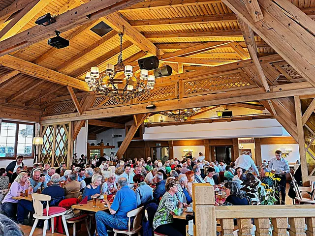 Am Mittwoch den 10.September 2025 war es Anif wiederum Zeit zum Senioren-Tag.
Dieses Jahr war Hallstatt für 215 Senioren*Innen das auserwählte Ziel.
Jausenstation im Vitalhotel in Gosau !