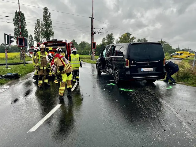 Gemeinsam mit der Feuerwehr Weigelsdorf ging es auf die L4049 zwischen Unterwaltersdorf und Weigelsdorf – mit dem Alarmbild „Menschenrettung“. | Foto: Thomas Lenger, Monatsrevue
