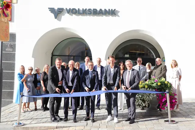 Regionalleiter Stefan Riedel, Vorstandsvorsitzender Martin Holzer, Filialleiter Robert Woods, Vorstand Andreas Mißlinger (alle Volksbank) und Bürgermeister Martin Krumschnabel durchschnitten zur Eröffnung in Kufstein das Band.  | Foto: Christiane Nimpf
