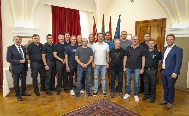 Blaulichtstadtrat Franz Piribauer (li.) und Gemeinderat Robert Pfisterer (r.) mit Mitgliedern der Freiwilligen Feuerwehr Wiener Neustadt rund um FF-Kommandant Christian Pfeiffer (3.v.r.) und Mitgliedern der Freiwilligen Feuerwehr Monheim am Rhein. | Foto: Stadt Wiener Neustadt/Weller
