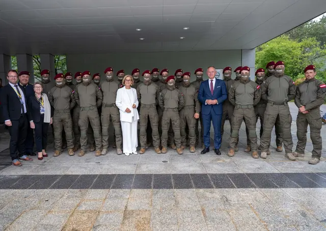  Gruppenfoto rund um Landeshauptfrau Johanna Mikl-Leitner und Bundesminister Gerhard Karner. | Foto: NLK Khittl
