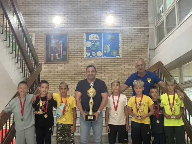 Begrüßung der Serben vom Schuldirektor direkt mit der Trophäe | Foto: USK Niedernsill