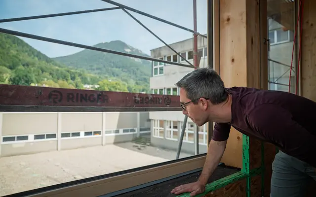 Kräne, Bagger, LKWs – in der Schlossstraße 19 wird gebaut. Der neue Holzbau, in dem zukünftig die meisten Aktivitäten der Ganztagesschule stattfinden werden, ist von der Straße aus schon gut sichtbar.  | Foto: Stadt Salzburg/Alexander Killer