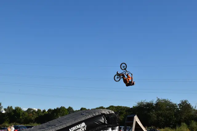 Als Rahmenprogramm wurde unter anderem eine spektakuläre Luftshow der Ruso Brothers geboten.  | Foto: Mirjam Preineder