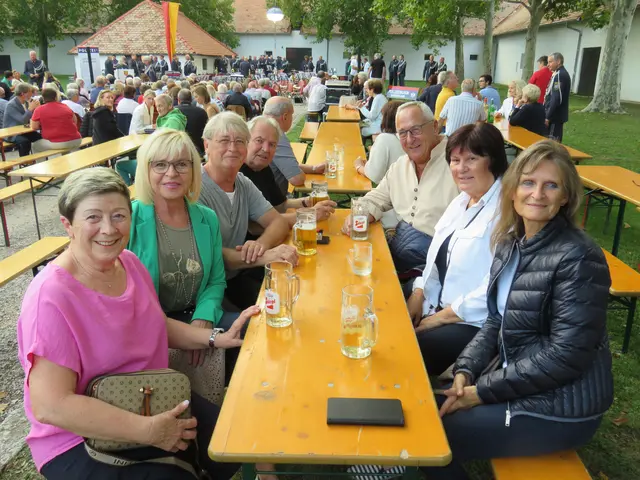 Bei Speis und Trank lauschten die Gäste der Musik.  | Foto: Lena Palatin
