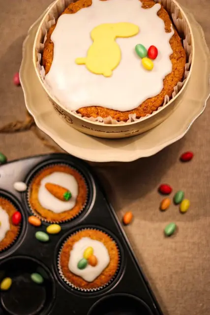 Zu Ostern hat Ulli Oberhamberger alias "Fräulein Zuckersüß" Karottenkuchen mit Deko-Hasen kreiert.  | Foto: Oberhamberger