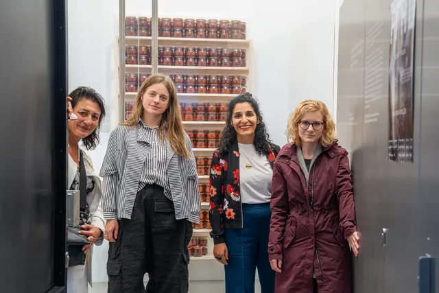 v.l.n.r.: Kulturstadträtin Veronica Kaup-Hasler (SPÖ), Künstlerin Ana Halina Ringleb, Bezirksvorsteherin Saya Ahmad und Frauenministerin Eva-Maria Holzleitner (beide ebenso SPÖ) bei der Vernissage am Alsergrund. | Foto: Valentina Marinelić/MeinBezirk