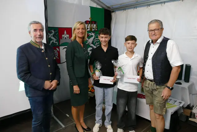 Bundesrat Werner Gradwohl, Bezirkshauptfrau Doris Bund, die österreichischen Meister im Kickboxen Gregor und Andreas Tlapak und Bürgermeister Josef Waltl | Foto: MG Wies