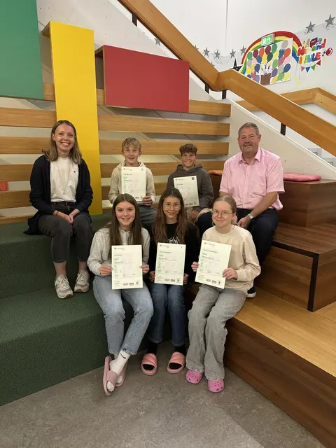 Die teilnehmenden Schülerinnen und Schüler der Nationalparkmittelschule Defereggental (vorne v.l.): Eva Paßler, Johanna Stemberger und Rebecca Großlercher; (hinten v.l.): Fachlehrerin Mag. Anneliese Stemberger, Fabian Mellitzer, Luis Troger und Schulclusterleiter Markus Tönig. | Foto: Schulcluster Defereggental