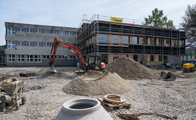 Kräne, Bagger, LKWs – in der Schlossstraße 19 wird gebaut. Der neue Holzbau, in dem zukünftig die meisten Aktivitäten der Ganztagesschule stattfinden werden, ist von der Straße aus schon gut sichtbar.  | Foto: Stadt Salzburg/Alexander Killer
