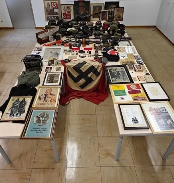 Die Behörden entdeckten eine größere NS-Sammlung in einer Hernalser Wohnung. | Foto: LPD Wien