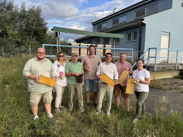 STR Bernd Herzog, GR Karin Schuster-Zwischenberger, Ernst Schmid (Stadtimker), GR Christopher Brawenz, BGM Christian Gepp, GR Georg Köhldorfer und GR Margit Flandorfer | Foto: Stadtgemeinde Korneuburg