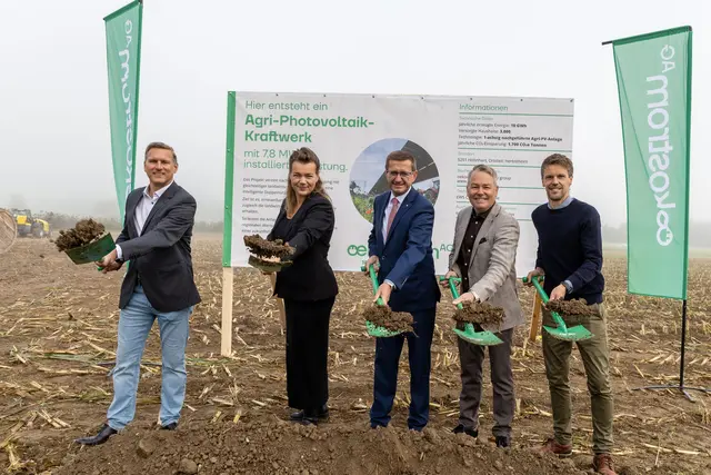 Jan Häupler, Vorstandsmitglied oekostrom AG, Elisabeth Reinthaler, Teamleiterin Projektentwicklung PV-Kraftwerke bei der oekostrom AG, Landesrat Markus Achleitner, Bürgermeister Erich Priewasser und Christoph Grosssteiner, Geschäftsführer der oekostrom Produktions GmbH. | Foto: oekostrom AG/APA-Fotoservice/Franz Neumayr