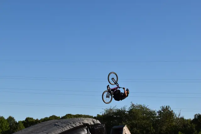 Als Rahmenprogramm wurde unter anderem eine spektakuläre Luftshow der Ruso Brothers geboten.  | Foto: Mirjam Preineder