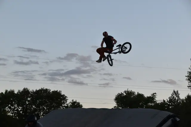 Als Rahmenprogramm wurde unter anderem eine spektakuläre Luftshow der Ruso Brothers geboten.  | Foto: Mirjam Preineder