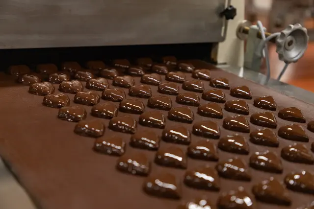 Die Schoko Maroni werden mit zartschmelzender Edelbitter-Schokolade überzogen.  | Foto: Confiserie Heindl