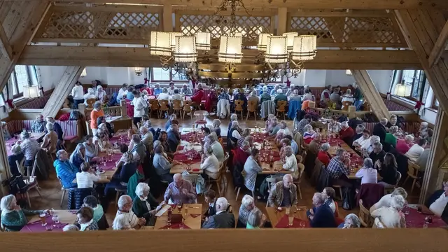 Am Mittwoch den 10.September 2025 war es Anif wiederum Zeit zum Senioren-Tag.
Dieses Jahr war Hallstatt für 215 Senioren*Innen das auserwählte Ziel.
Mittagessen in Annaberg beim Postwirt.