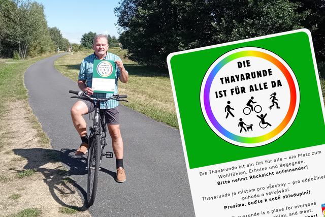 Obmann des Zukunftsraum Thayaland Eduard Köck wirbt für mehr Rücksichtnahme und zeigt die neuen Plakate. | Foto: Zukunftsraum Thayland