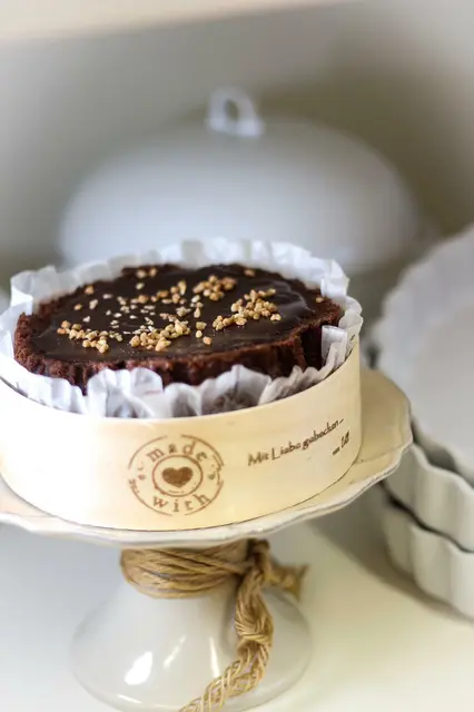 Den Schokokuchen gibt es in zwei verschiedenen Größen - verschickt wird er in einem bedruckten Holzspanring.  | Foto: Oberhamberger