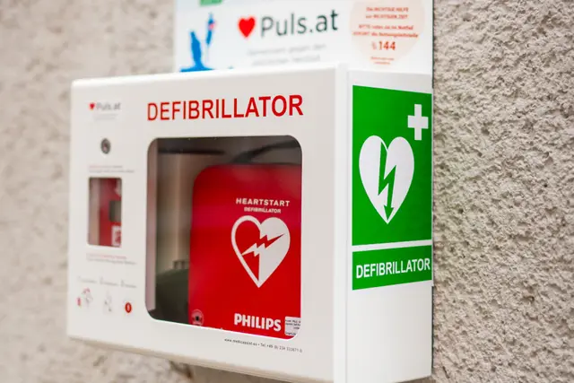 Die ÖVP brachte Telefonzellen für die Verwahrung von Defibrillatoren ins Gespräch.  | Foto: www.puls.at
